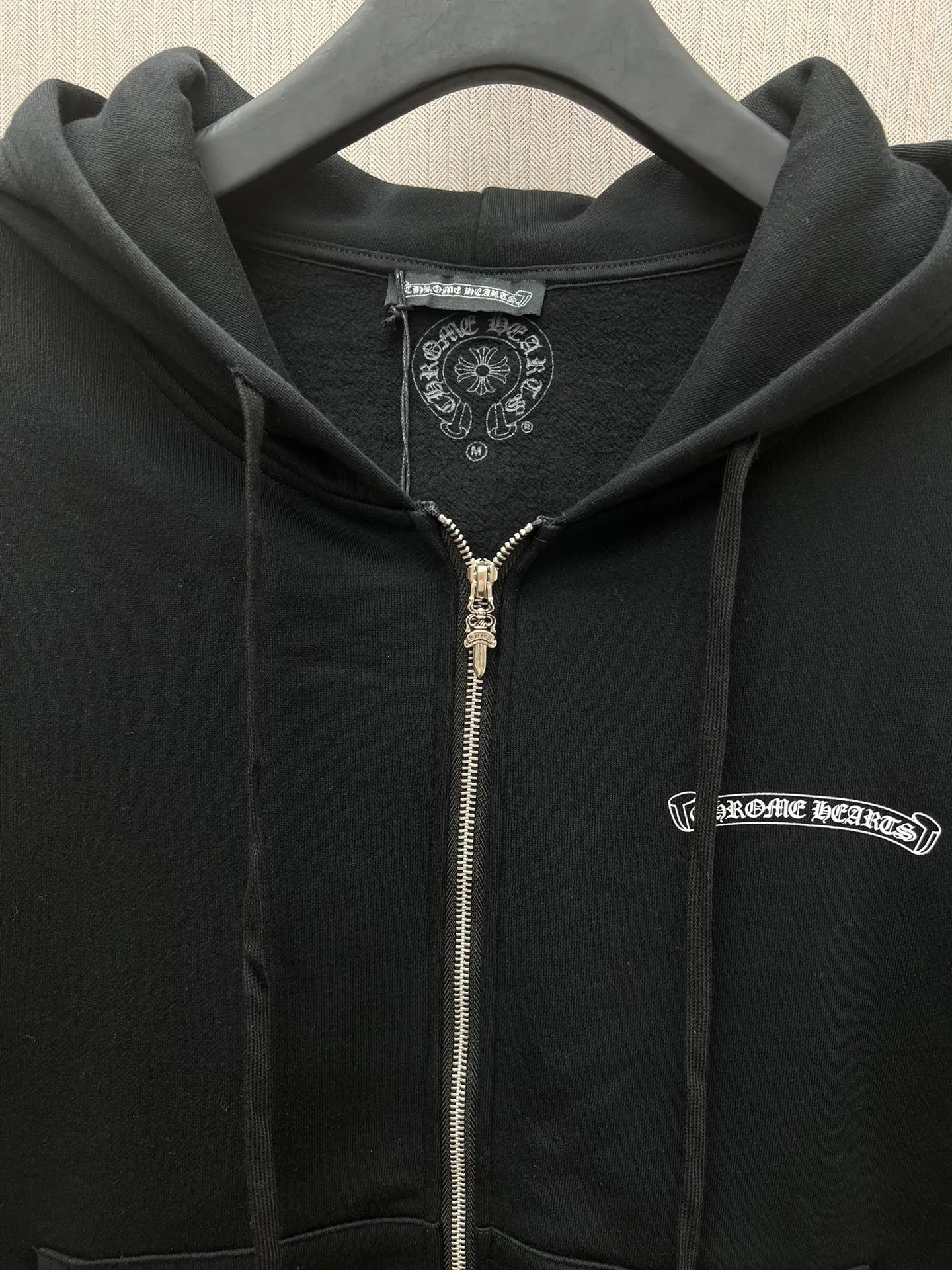 P450 Chrome Hearts 25ss new scroll zipper guard, the chest and back are classic scrolls, and the chromehearts on both sides of the arms are very classic in Sanskrit. Size: S.M.L.XL.